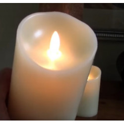 Bougie pilier LED ivoire 12 cm avec flamme réaliste