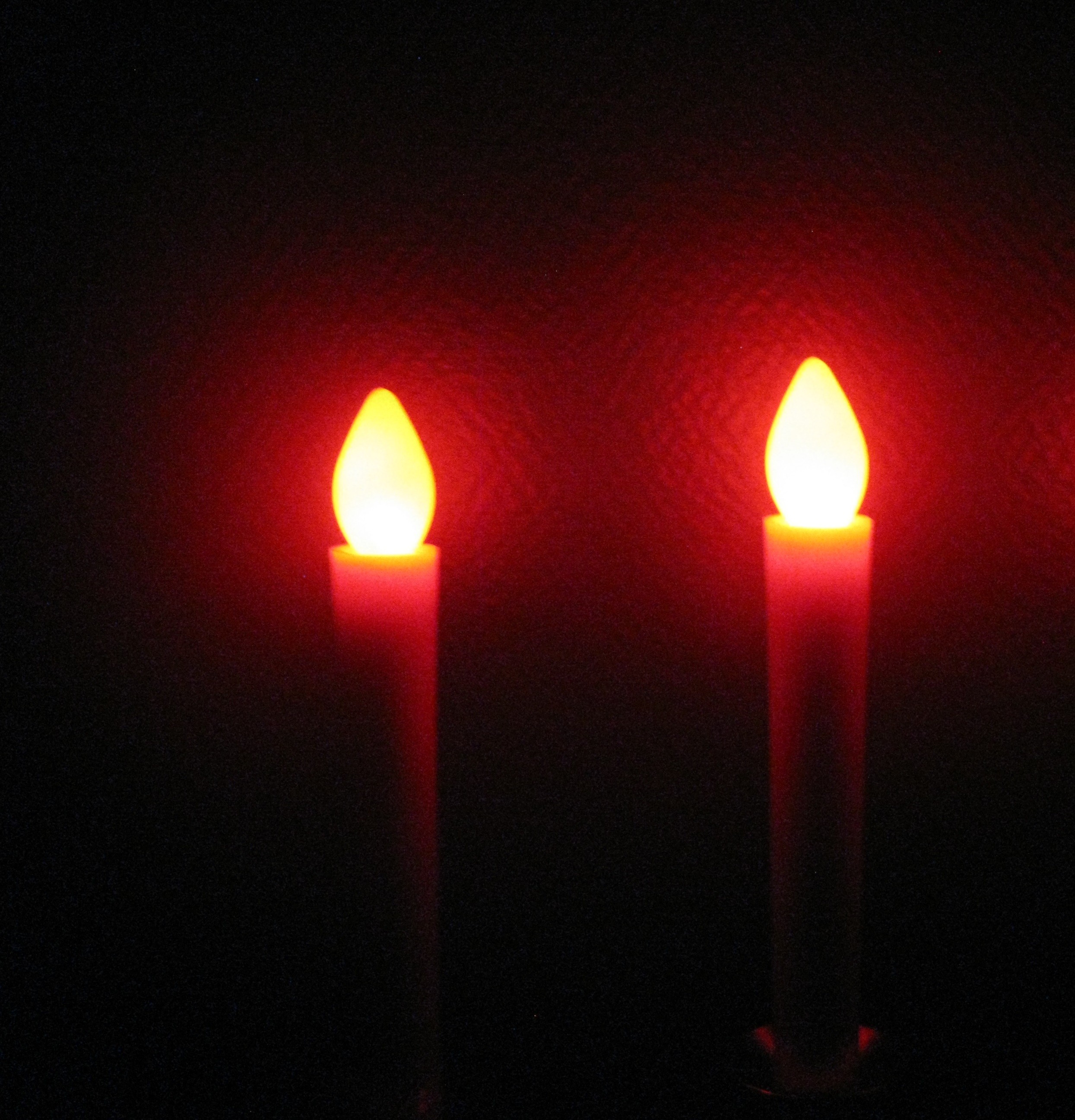 Bougie LED rouge avec mouvement de flamme 9x14cm