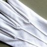 Avec poignet à bouton-pression beaux gants blancs de cérémonie à 3 nervures.