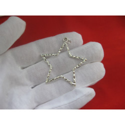 Pendentif étoile ciselée, en métal argenté.