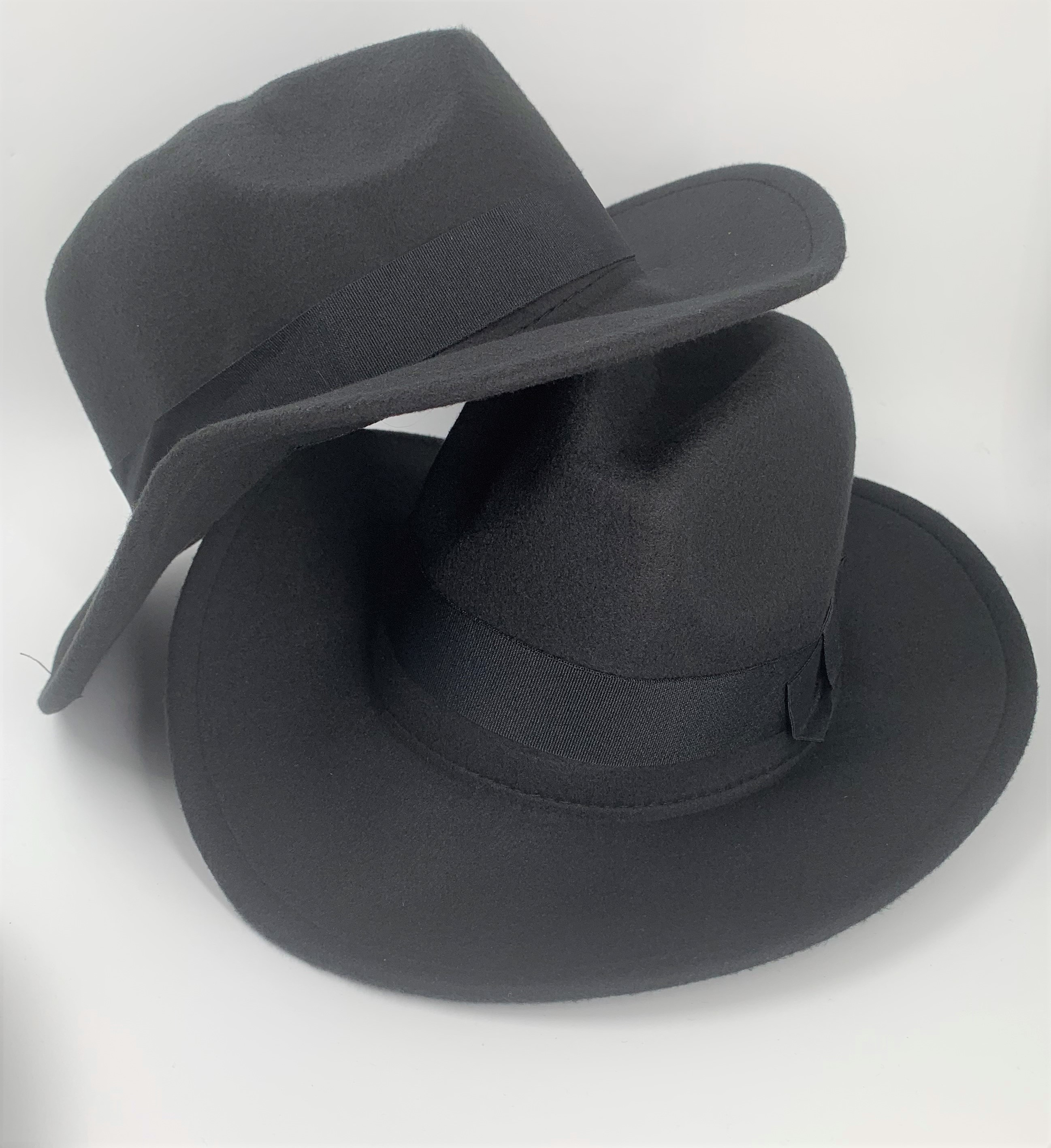 Chapeau noir feutre bords rabattus