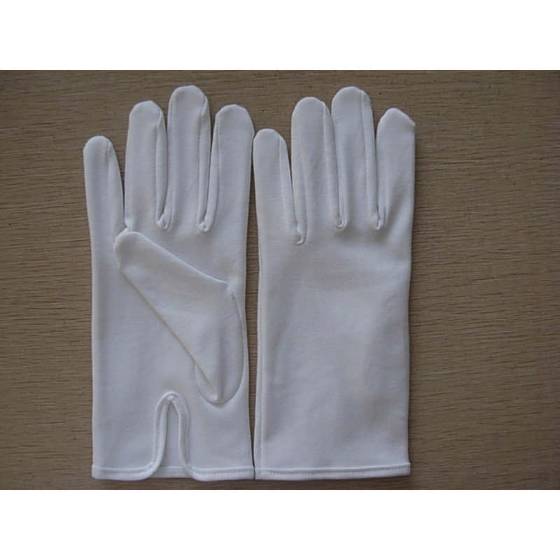 paire de gants blancs tenue de cérémonie taille 8 environ