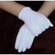 Gants blancs pour les mains menues