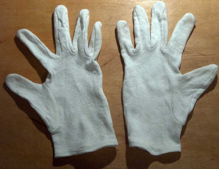 Gants blancs en mauvais état